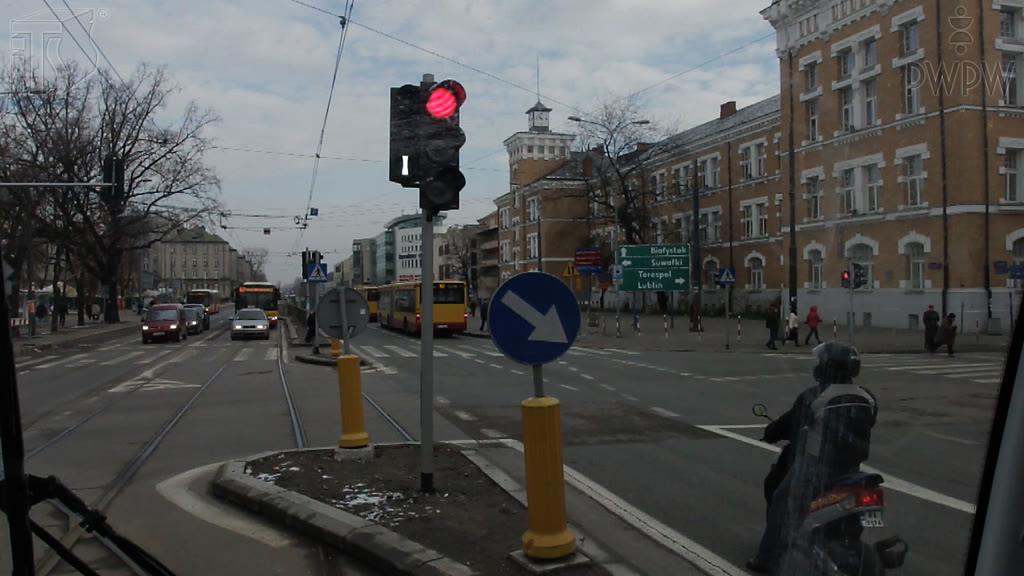 Question illustration: In this situation, must the tram driver wait until the green light comes on?