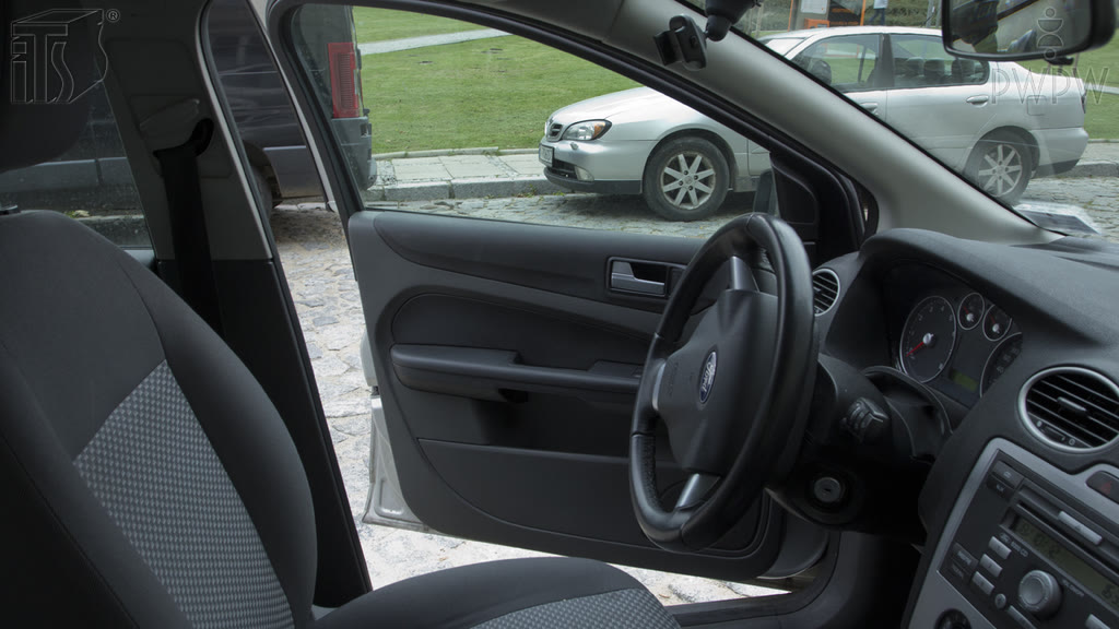 Question illustration: May a vehicle left as such, in this situation impede traffic or parking for other drivers?