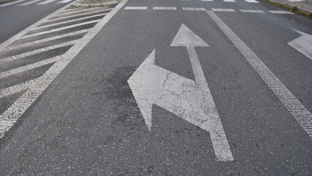 Bild zur Frage: Darf man vom Fahrstreifen mit dem horizontalen Zeichen geradeaus bzw. rechts fahren?