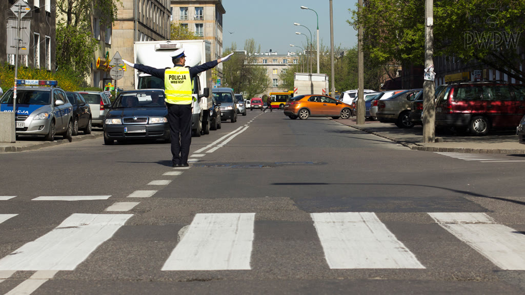 Question illustration: Are you allowed to enter the junction in this situation?