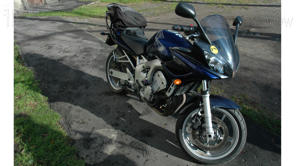 Question illustration: What must you mostly pay attention to when you secure a load being transported on a motorcycle?