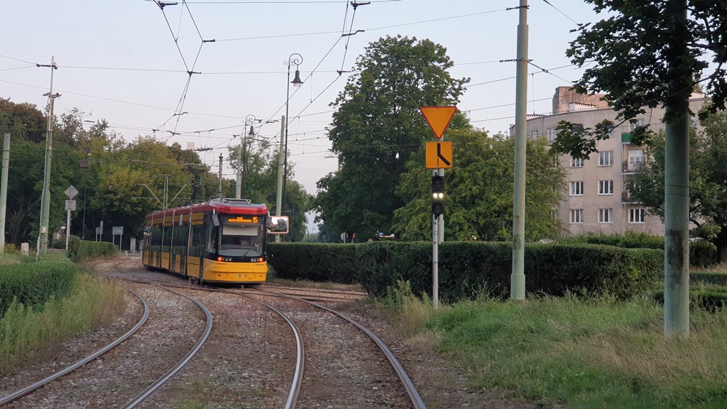 Bild zur Frage: Kommen Sie in dieser Situation zur Kreuzung mit Schienenverkehr, der Vorrang hat?