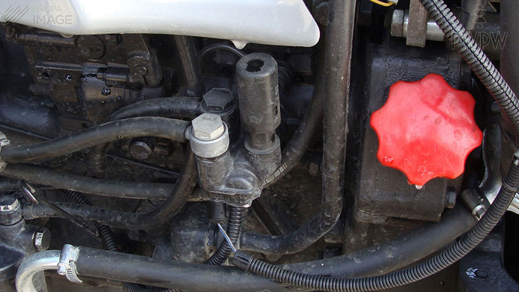 Question illustration: Should you check the oil level in the engine in an agricultural tractor immediately after the engine immobilisation?