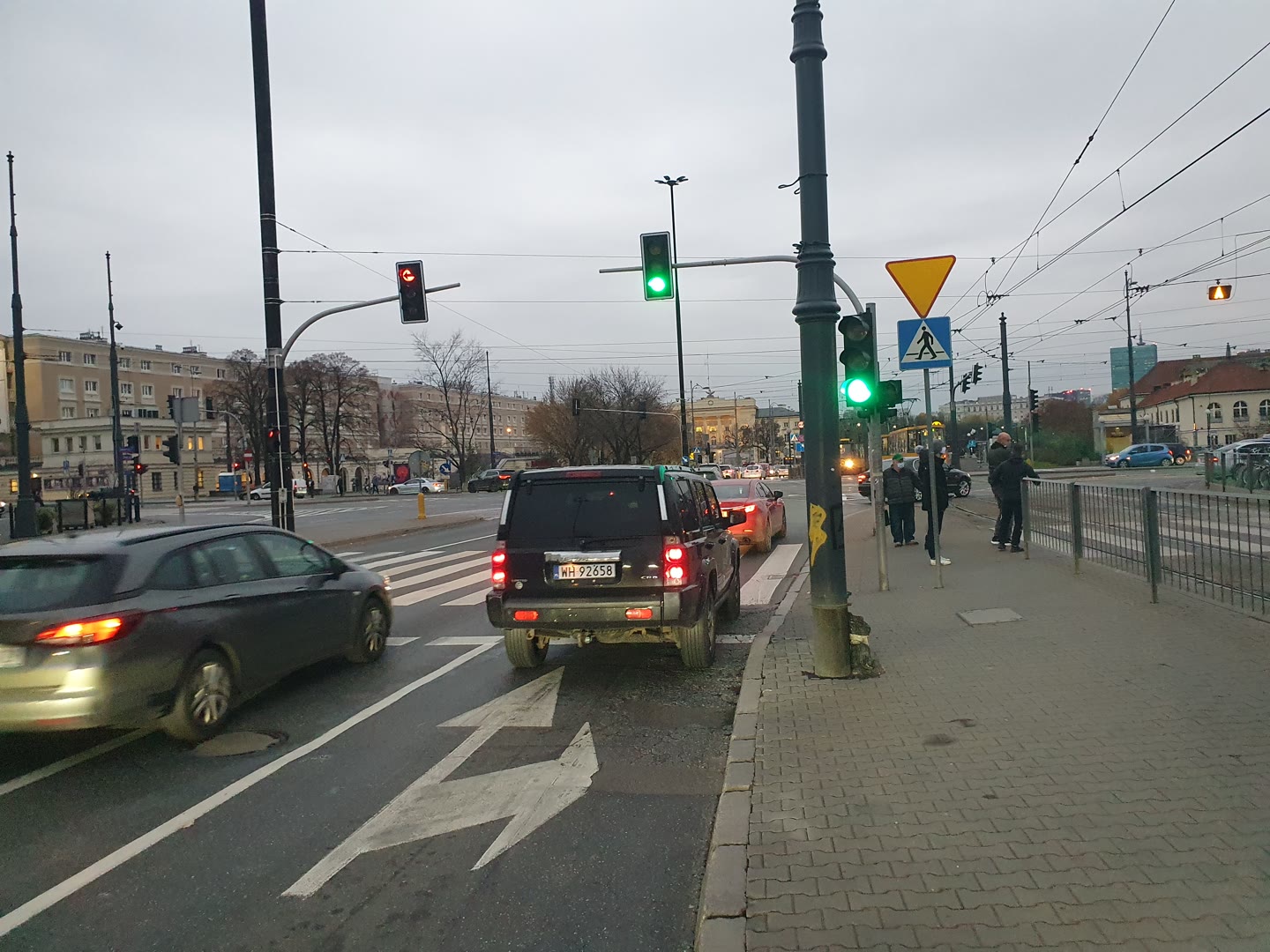 Bild zur Frage: Sollen Sie beim Rechtsabbiegen dem Schienenfahrzeug Vorrang gewähren?