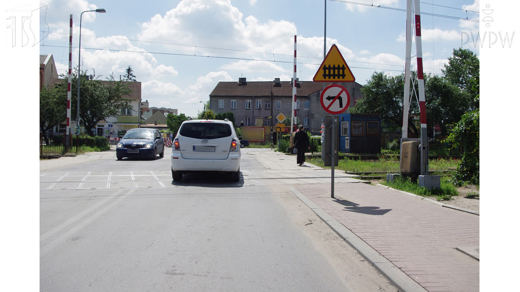 Question illustration: In cases of breakdown, must you immediately remove the vehicle from the crossing and if this is not possible, should you warn the engine driver of the rail vehicle?