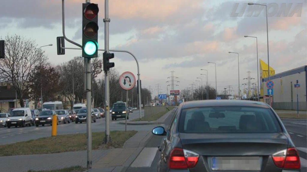 Question illustration: Are you permitted in the presented situation to make a U-turn?