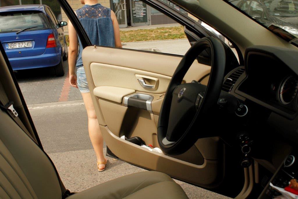 Bild zur Frage: Lassen die Vorschriften der Verkehrsordnung die Möglichkeit zu, sich vom Fahrzeug mit laufendem Motor zu entfernen?