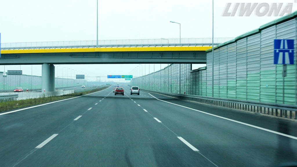 Ilustracja do pytania: Które w wymienionych elementów drogi powinieneś obserwować podczas jazdy autostradą?