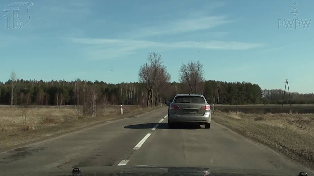 Bild zur Frage: Wie sollen Sie sich verhalten, bevor sie bei guter Durchsichtigkeit der Luft den Überholvorgang beginnen, damit Sie die Straße gut sehen?