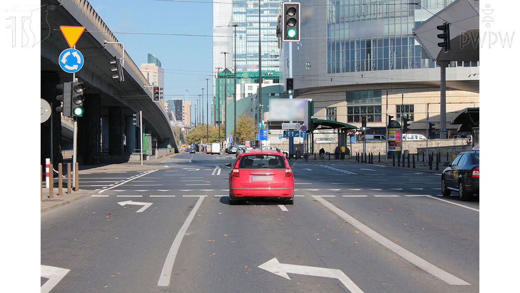 Bild zur Frage: Erlaubt diese Straßenmarkierung auf diesem Fahrstreifen geradeaus über die Kreuzung zu fahren?