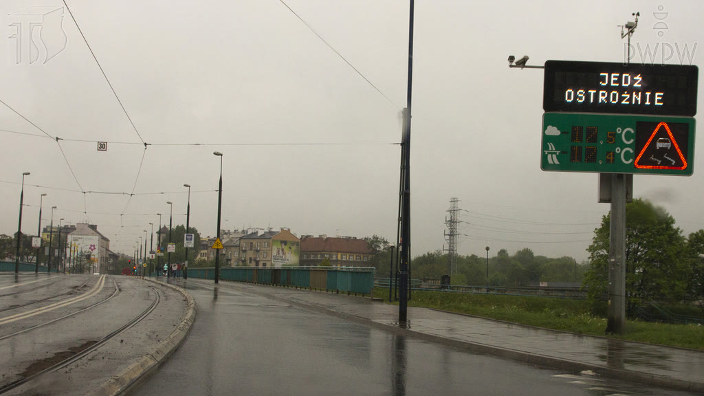 Bild zur Frage: Warnt dich das auf diesem Schild lokalisierte Zeichen vor einer Stelle auf der Straße, die gefährlich ist oder die gefährlich sein kann?