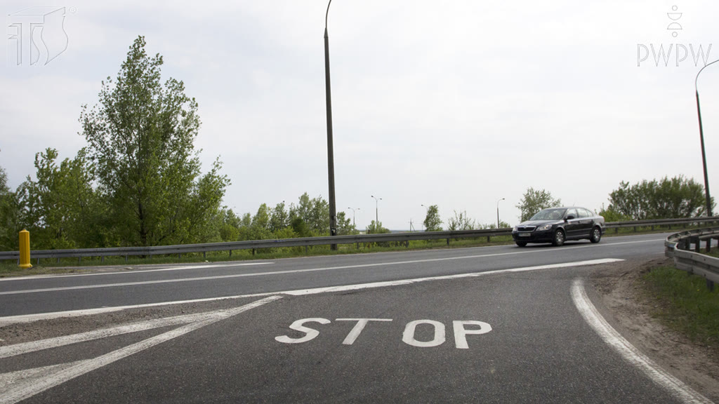 Ilustracja do pytania: Czy widoczny na jezdni napis "STOP" potwierdza oznakowanie wlotu na skrzyżowanie znakiem pionowym "stop"?