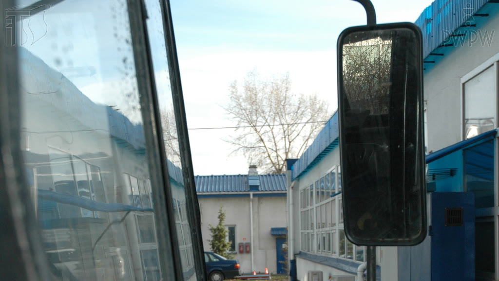 Question illustration: How many mirrors should a tractor be equipped with?