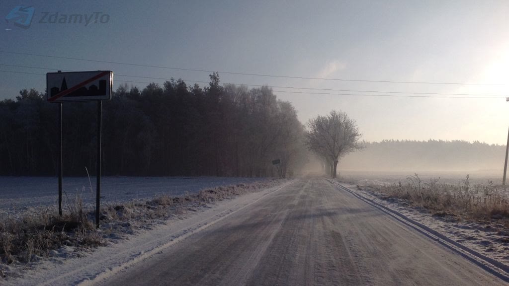 Question illustration: What factors and circumstances should be taken into account when choosing a safe speed for the prevailing road conditions?