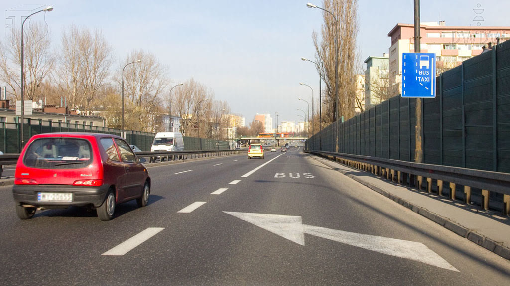 Bild zur Frage: Ist auf der Straße hinter diesem Zeichen, auf der rechten Fahrspur, nur Verkehr von berechtigten Fahrzeugen zugelassen?