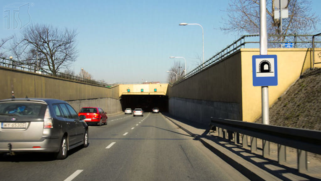 Bild zur Frage: Bist du hinter dem abgebildeten Zeichen, sofern das Fahrzeug wegen Staus zum Stehen kommt, dazu verpflichtet, einen Abstand von dem vorausfahrenden Fahrzeug von nicht weniger als 5 m zu halten?