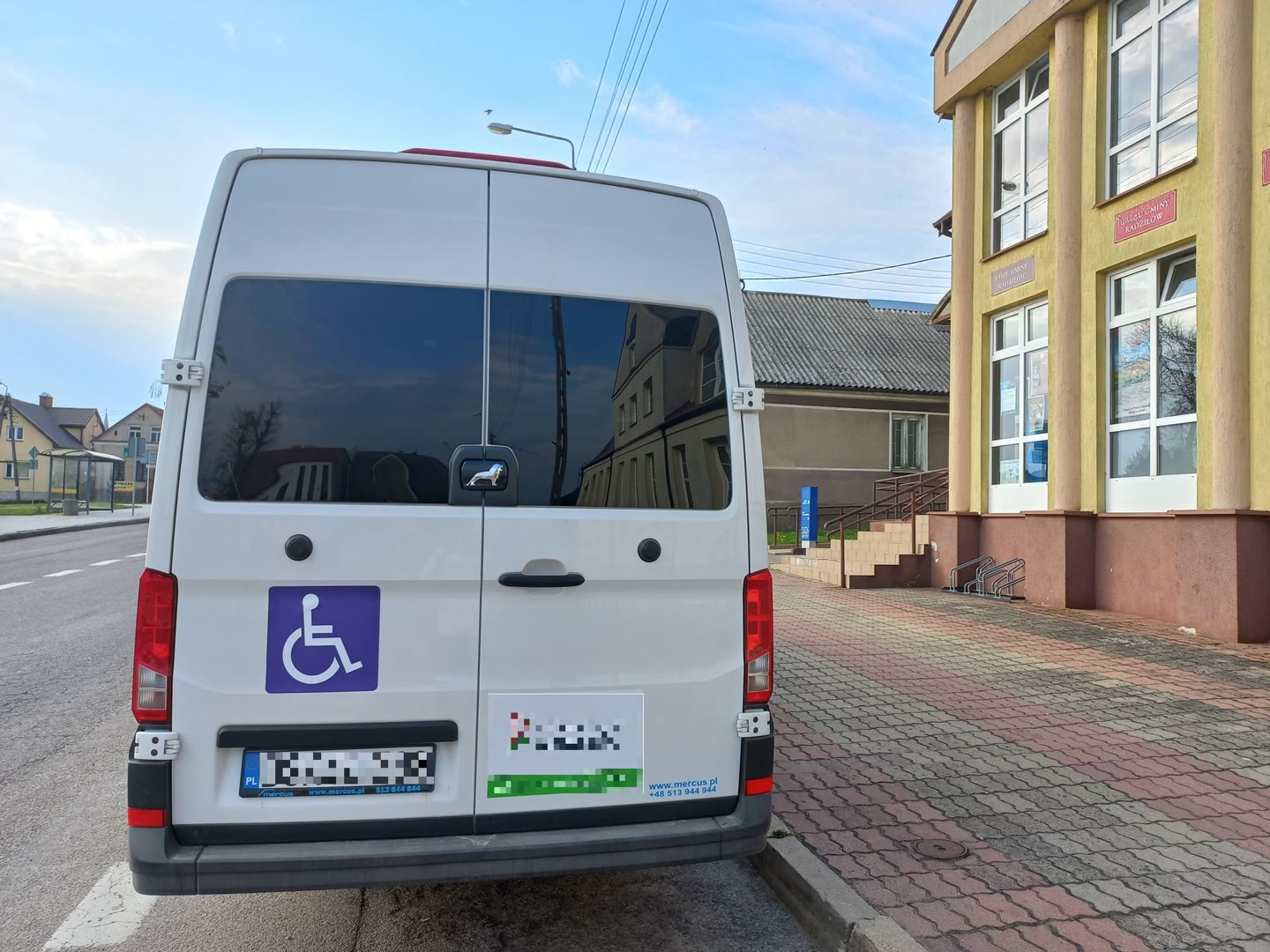 Question illustration: When passing a vehicle with such a placard, hazard warning lights on, and a disabled person exiting, should you exercise extra caution and stop if necessary?