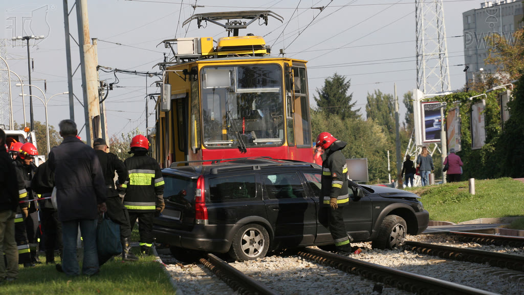 Question illustration: If you are involved in a road accident in which there are injured persons, are you allowed to move away from the scene of the incident after calling the emergency services?