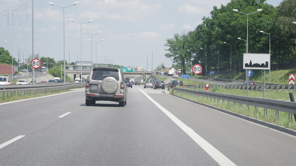 Ilustracja do pytania: Czy kierując autobusem na obszarze zabudowanym, masz prawo jechać z prędkością 80 km/h na tak oznakowanej drodze?
