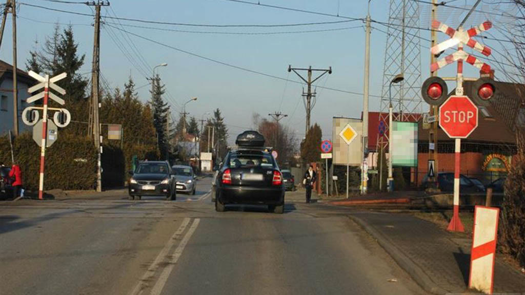 Question illustration: In the situation shown, are you in front of a single-rail level crossing?