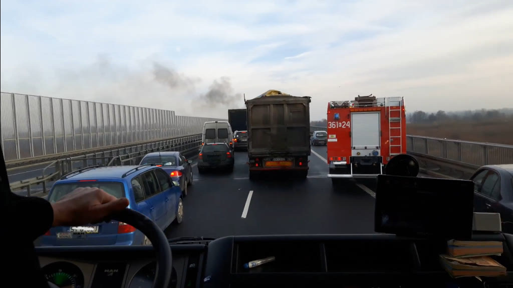Bild zur Frage: Hat sich der Fahrer einer Fahrzeuggruppe gegenüber dem Feuerwehrwagen mit Blaulicht richtig verhalten, indem er mitten auf der Fahrbahn anhielt?