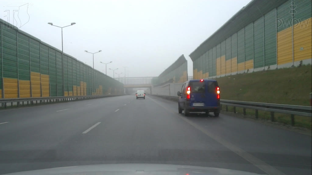Question illustration: If you have stopped your vehicle on an expressway due to a breakdown, must you switch on your emergency lights, and if the vehicle is not so equipped, your position lights?