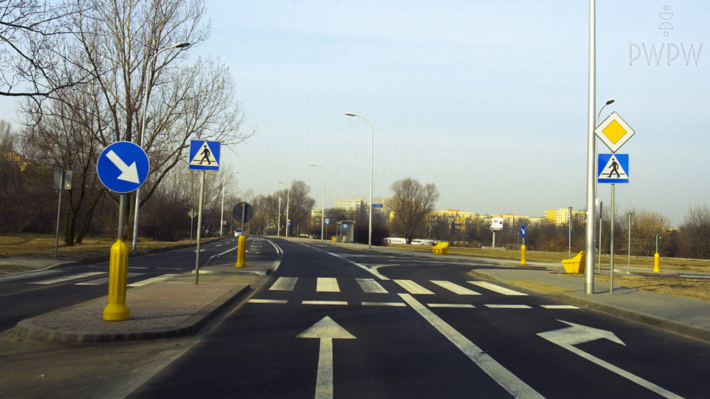 Question illustration: Are you allowed in this situation to change the traffic lane  and turn right?