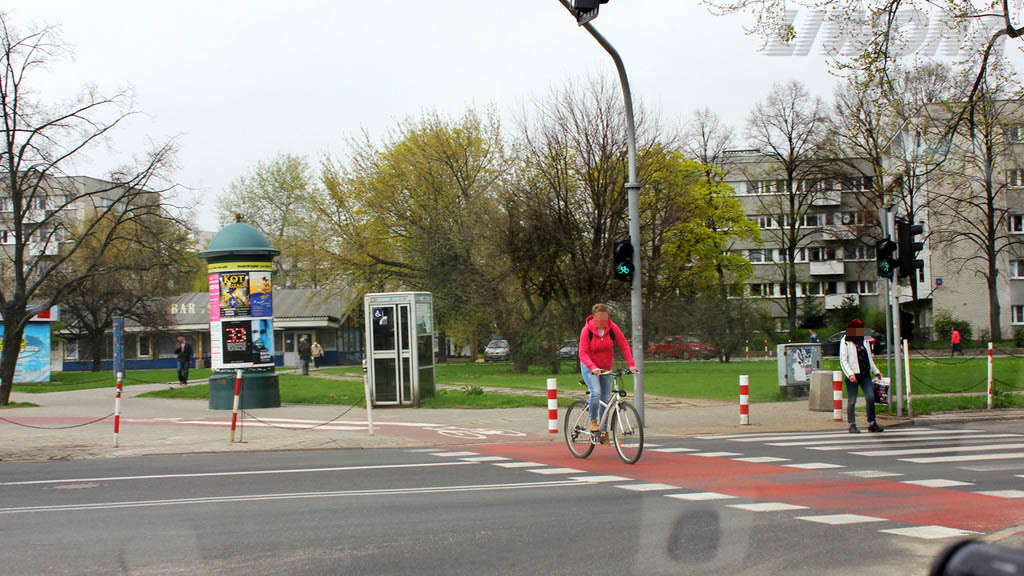 Bild zur Frage: Soll man in dieser Situation nach dem Rechtsabbiegen dem Radfahrer Vorrang gewähren?
