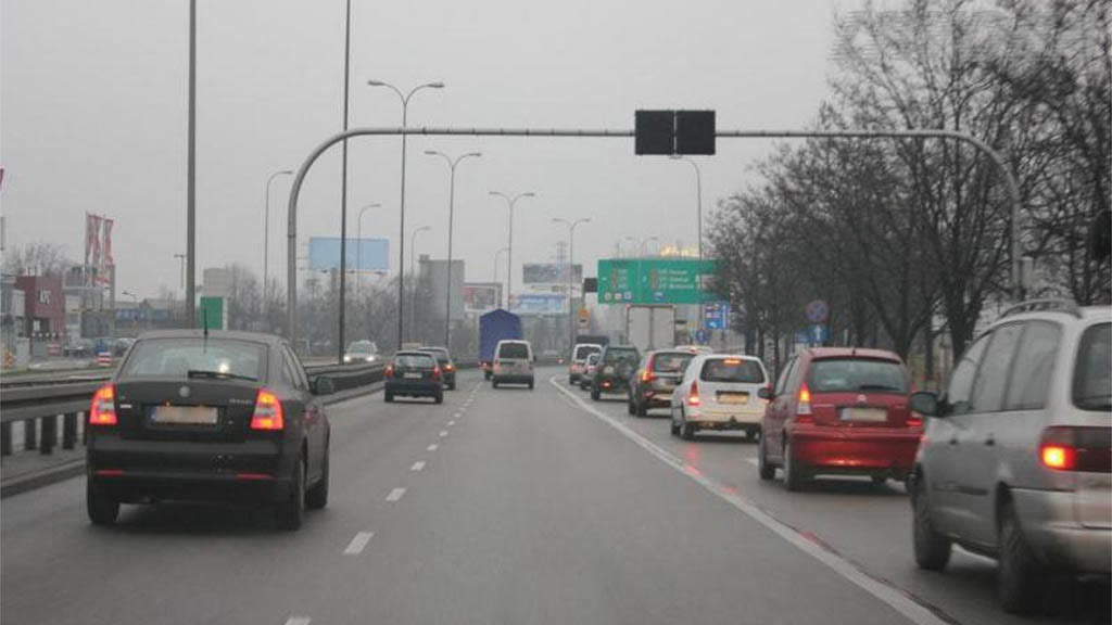 Question illustration: In the visible situation, do you have the right to change lanes to the right?