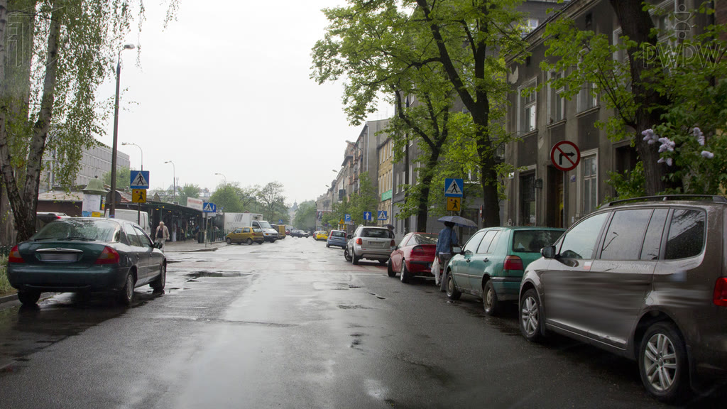 Bild zur Frage: Muss man, wenn man auf derselben Fahrspur fährt, ununterbrochen den linken Fahrtrichtungsanzeiger im Hinblick darauf eingeschaltet haben, dass man stets an eingeparkten Fahrzeugen vorbeifährt?