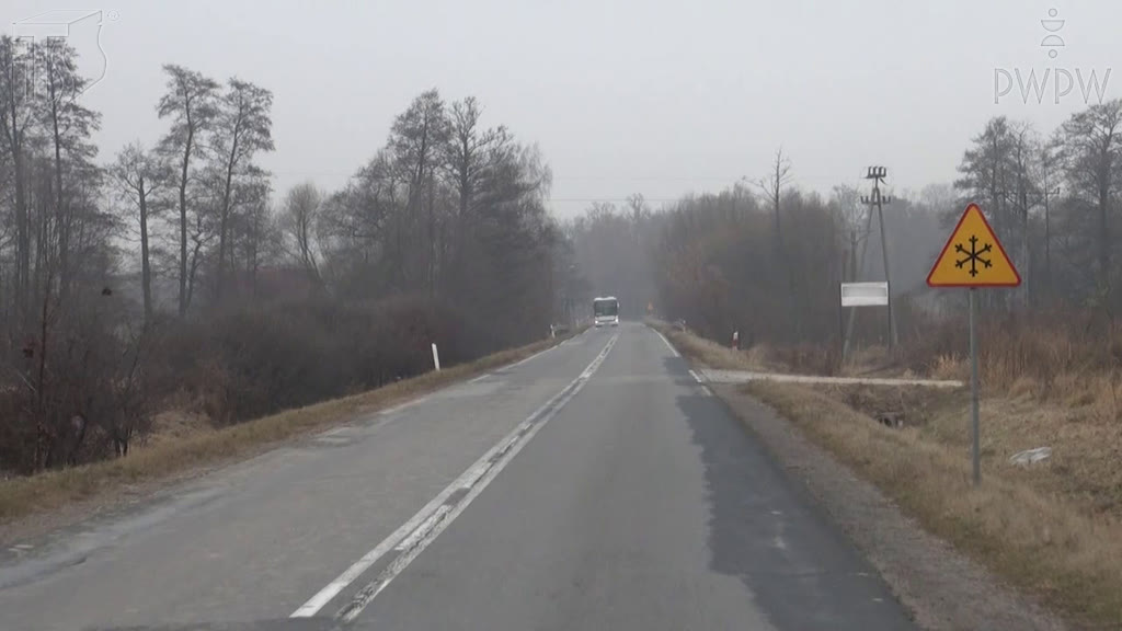 Ілюстрація до питання: Чи попереджає цей знак про місце сильних дощів?