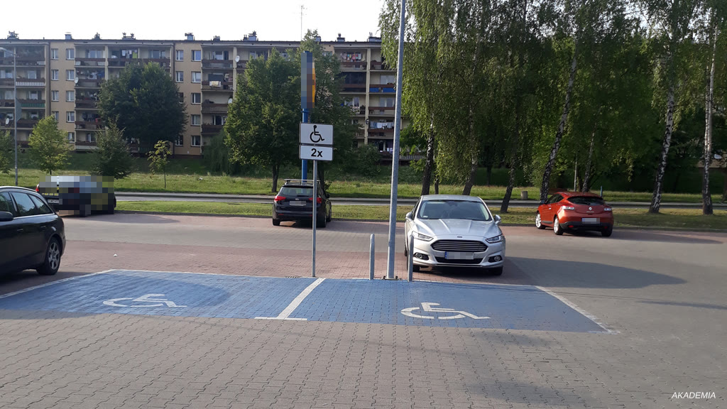 Bild zur Frage: Dürfen Sie auf ausgezeichneten Parkflächen für Behinderte parken, wenn Ihr Parkschein nicht mehr gültig ist?