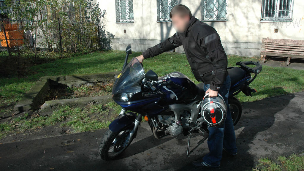 Ilustracja do pytania: Której z tych czynności nie masz prawa wykonywać, gdy kierujesz motocyklem?