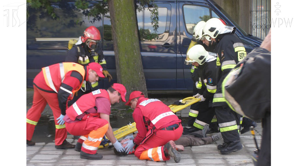 Bild zur Frage: Wie ist ein Verletzter, der im Unfall eine Kopfverletzung erlitten hat und bei Bewusstsein ist, zu versorgen?