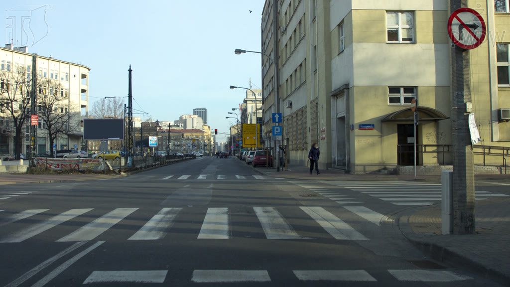 Question illustration: Are you allowed in this situation to turn right onto the closest  roadway?