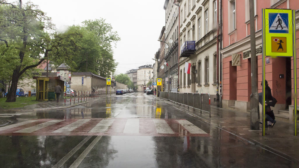 Question illustration: Are you allowed to stop the vehicle directly behind this pedestrian crossing?