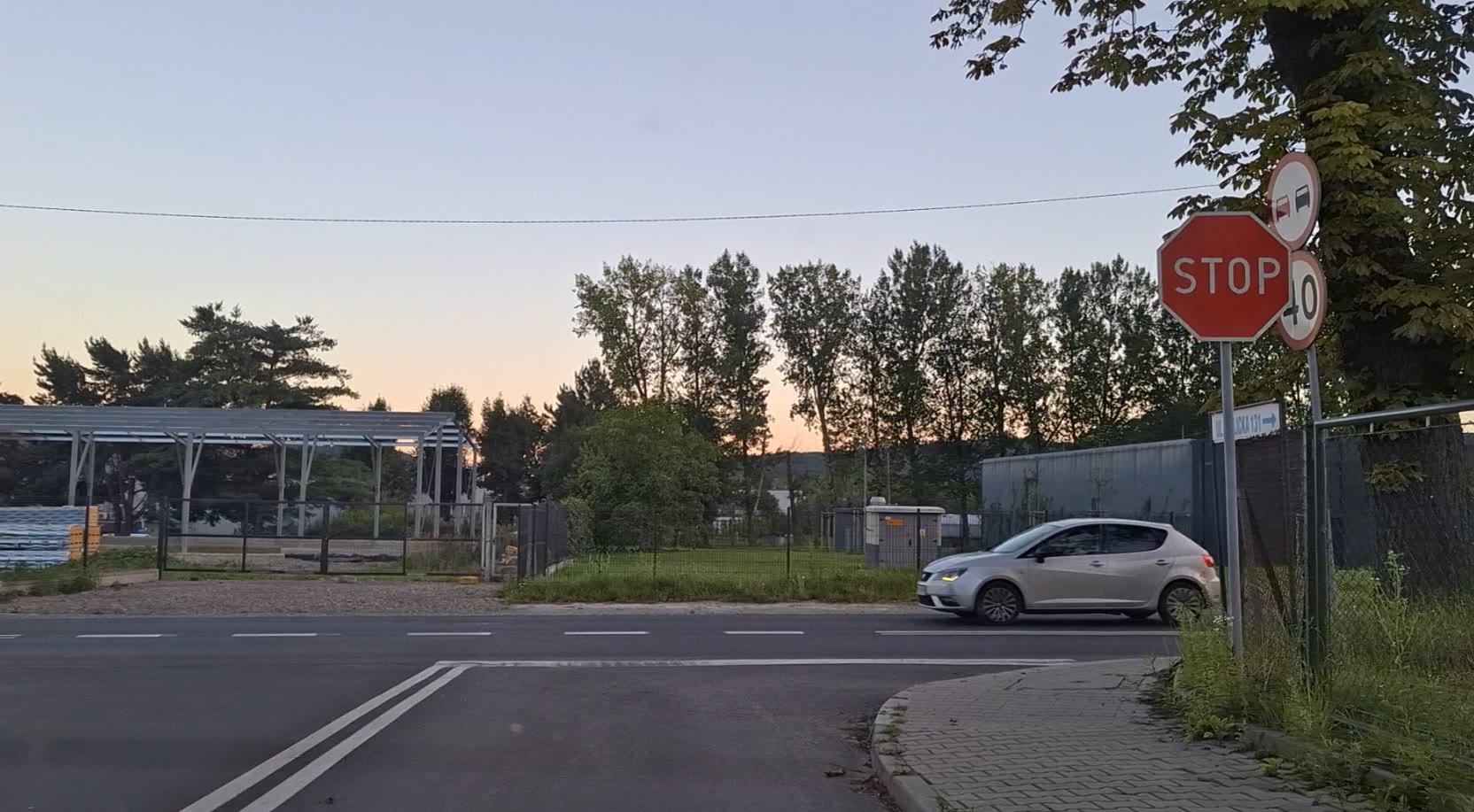 Bild zur Frage: Muss man in dieser Situation aufgrund der Vorfahrtspflicht gegenüber dem Fahrzeug von rechts vor dem Stoppschild und dann vor der Haltelinie anhalten?