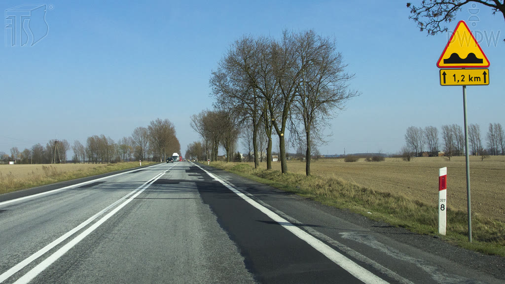 Question illustration: Are you warned in this situation of a 1.2 km-long rough roadway beyond this sign?
