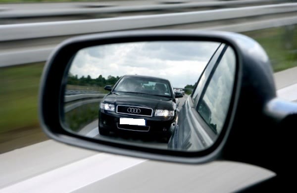 Bild zur Frage: Darf man ein Überholmanöver einleiten, ohne sich vorher zu vergewissern, dass der hinter einem fahrende Fahrer nicht bereits zum Überholen angesetzt hat?