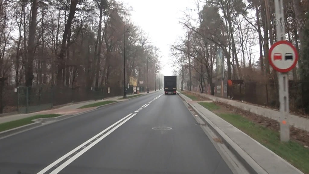 Bild zur Frage: Welches von den genannten Fahrzeugen dürfen Sie überholen, wenn Sie ein leichtes vierrädriges Kraftfahrzeug auf einer Straße hinter diesem Zeichen fahren?