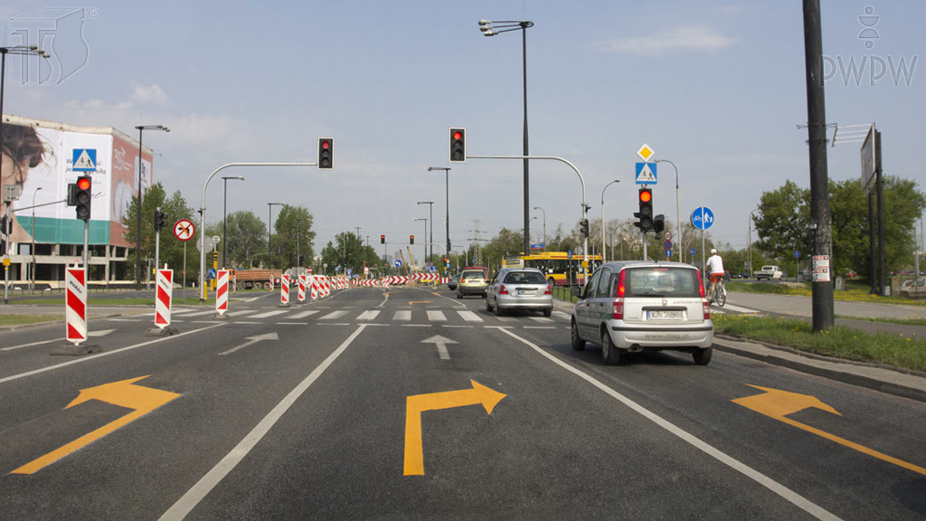 Ілюстрація до питання: Чи потрібно в цій ситуації дотримуватися жовтої горизонтальної розмітки?