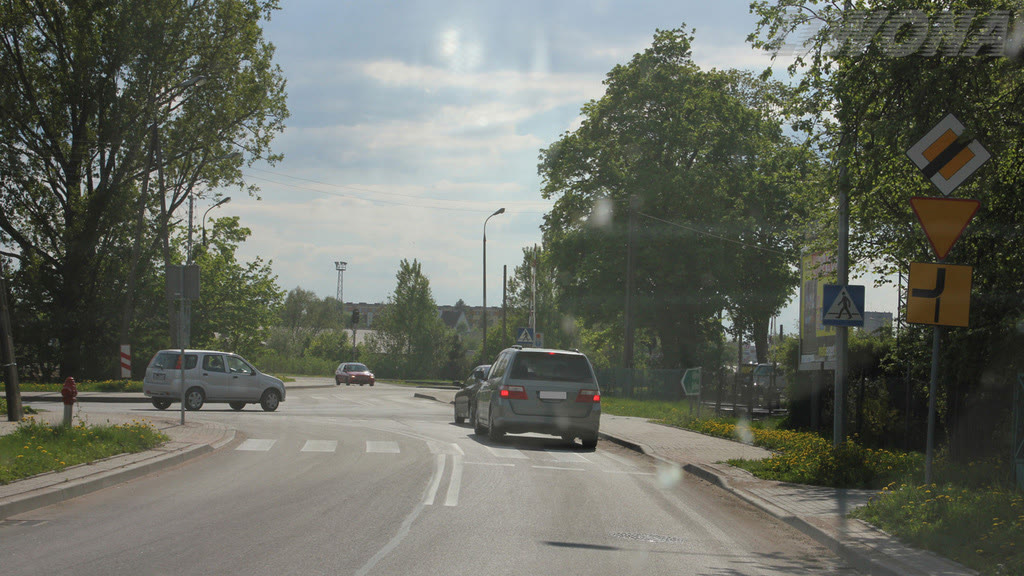 Question illustration: You intend to drive straight on through the visible intersection. Are you in this situation obliged to yield the right of way to vehicles approaching form the left?