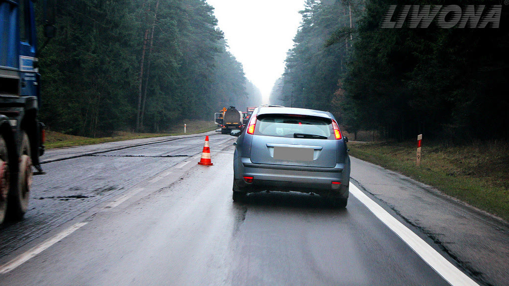 Bild zur Frage: Ist es in dieser Situation verboten, das Fahrzeug am rechten Fahrbahnrand dieser Straße anzuhalten?