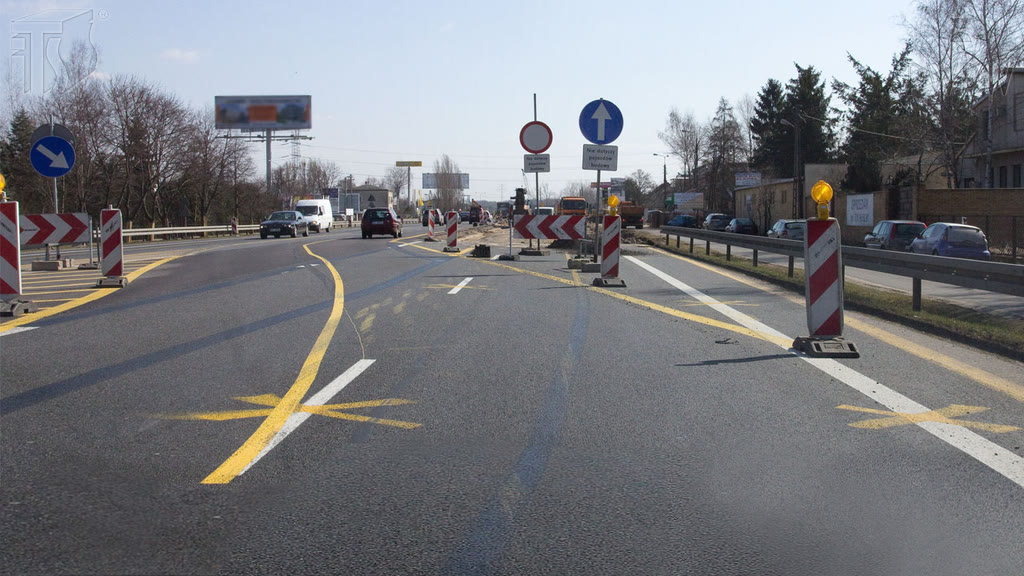 Bild zur Frage: Wechseln Sie in der dargestellten Situation, beim Überfahren der gestrichelten Linie, die Fahrspur?