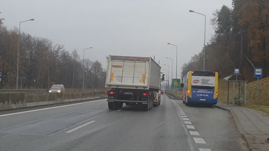 Ilustracja do pytania: Znajdujesz się poza obszarem zabudowanym. Czy jesteś zobowiązany umożliwić kierującemu autobusem włączenie się do ruchu?