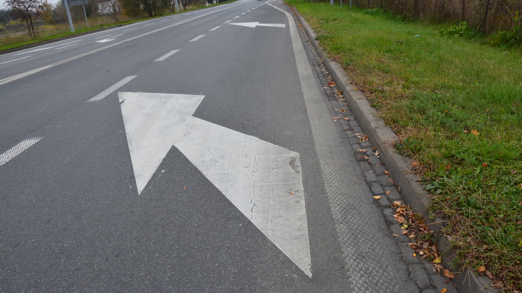 Bild zur Frage: Wenn Sie in dieser Situation die Spur auf links wechseln, haben Sie Vorrang vor den Fahrzeugen, die auf dieser Spur fahren?