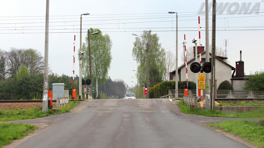 Question illustration: Are you permitted, in this situation to enter the level crossing only after making sure that no rail vehicle is approaching?
