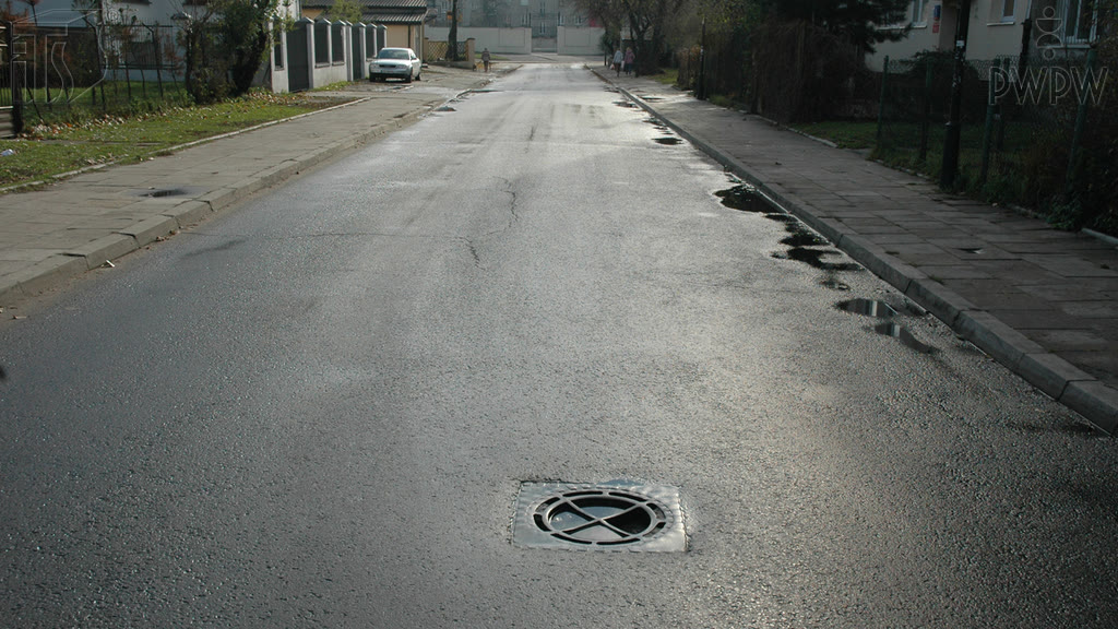 Question illustration: How should you go over a drain when riding a moped?