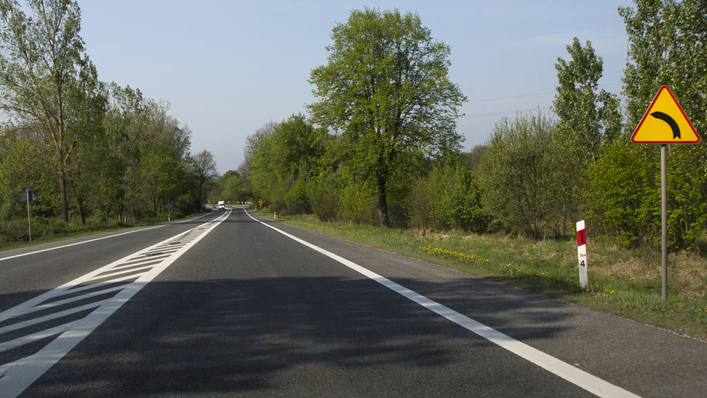 Ілюстрація до питання: Чи у наведеній ситуації Вас попереджують про те, що Ви наближаєтеся до декількох небезпечних поворотів вліво?
