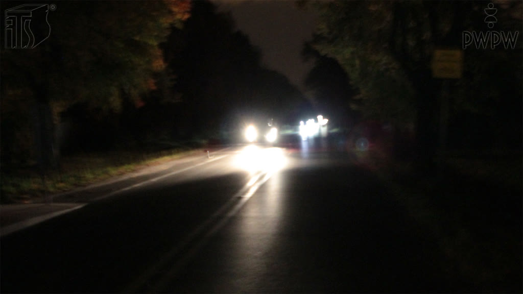 Bild zur Frage: Kann das Erkennen eines Hindernisses auf der Fahrbahn beeinträchtigt werden, wenn Sie nachts an einem entgegenkommenden Fahrzeug, das die Straße mit seinem Licht ausleuchtet, vorbeifahren?